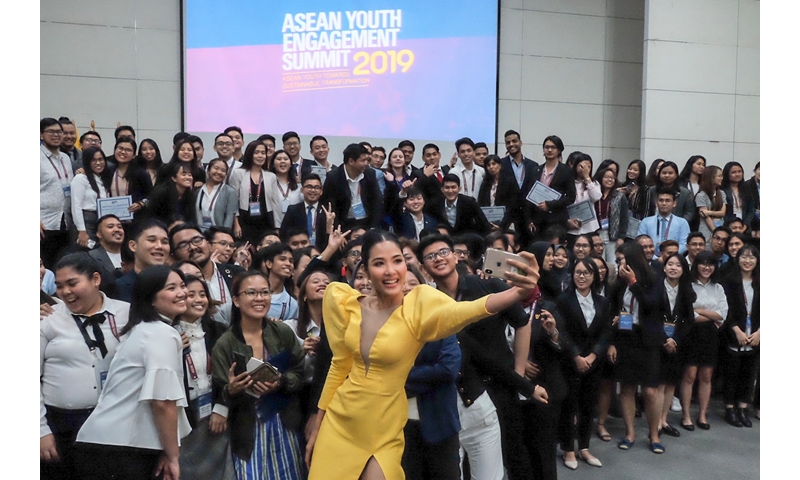 Á hậu Hoàng Thùy gây ấn tượng tại Asean Youth Engagement Summit 2019